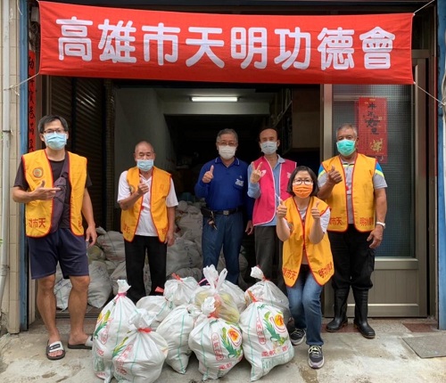 「天明功德會」中秋節贈柚子 關懷2300位獨居長輩1