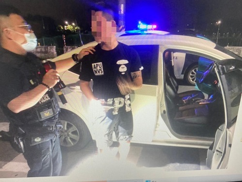 幫家人拿月餅 卻進了派出所 因一個菸盒....