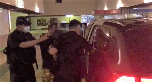 情侶開毒趴後呼呼大睡，業者通報警方破門，昏睡男子束手就擒