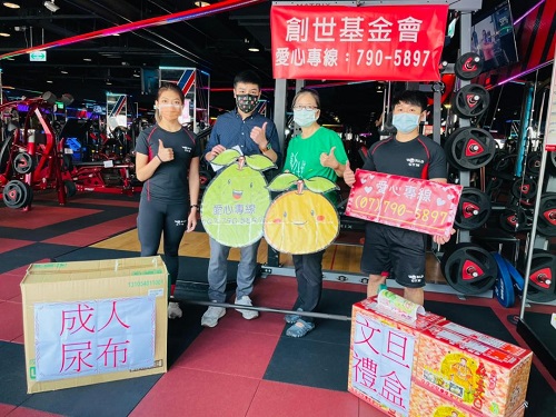 槓鈴一邊放尿布，一邊放文旦禮盒 為守護植物人撐起萬斤愛