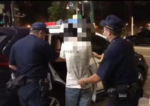 男子車輛違停路口大搖大擺逛超商，鷹眼警一查車內竟藏毒品，當場遭逮送辦