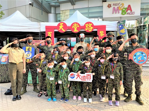 高雄大遠百 樹立企業敬軍典範 重現海軍陸戰隊天堂路 超吸睛 「軍愛民、民敬軍」不是口號，遠東百貨以實際行動「感謝國軍守護家園」1