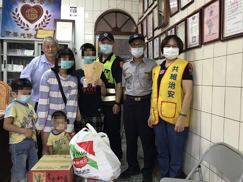 弱勢家庭不孤單 東港警偕善心人士送關懷