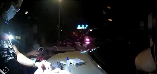 深夜違規併排停車遭警盤查取締 豬隊友毒品露餡，雙雙遭逮送辦！