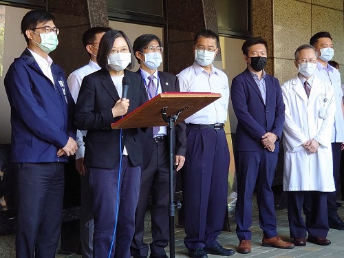 總統探視「城中城」大火傷者及家屬 高醫允諾負責健保無法給付之醫療費用 並於第一時間啟動創傷後心理復健
