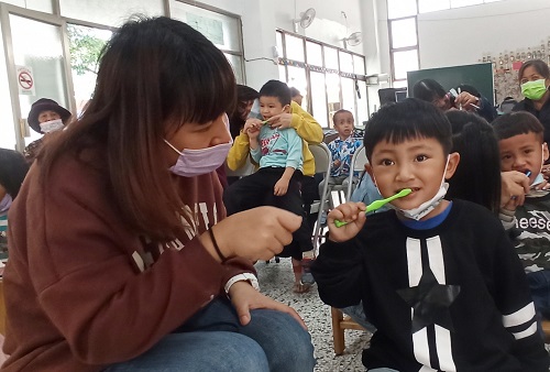 01通稿照片_偏鄉護牙零距離,幼童和家長一起學習正確刷牙方法