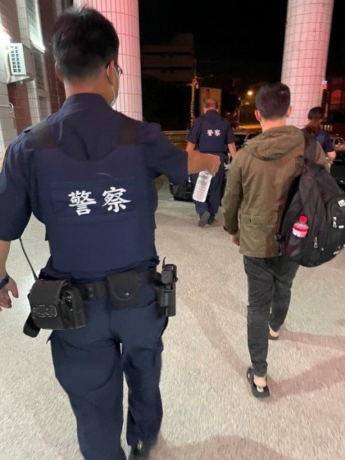 無依身障男寒夜無助 東港暖警協助安置