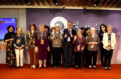 福智文教基金會舉辦2021《尊親獎》孝行楷模表揚 21位90歲長者榮獲經典會考松柏德劭獎 涵養慈孝仁愛心靈素養 帶動當代普世道德基礎