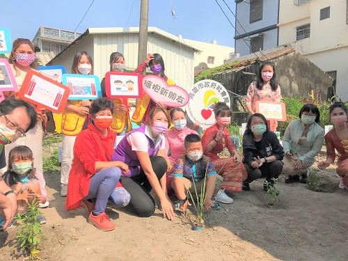 老。屋。「新」。厝 新住民家庭共植異國香草 慶彌陀區新住民服務據點開張