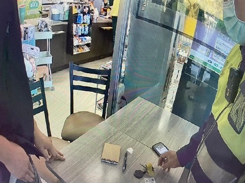 警關懷超商昏睡男 毒品掉出秒變毒蟲