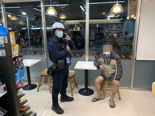 下半身只穿一條平口褲 失智老翁乾坐超商，警協尋家屬助團圓
