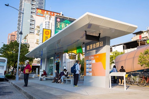 提供全新候車環境！ 交通局打造捷運後驛站大型公車候車亭啟用1