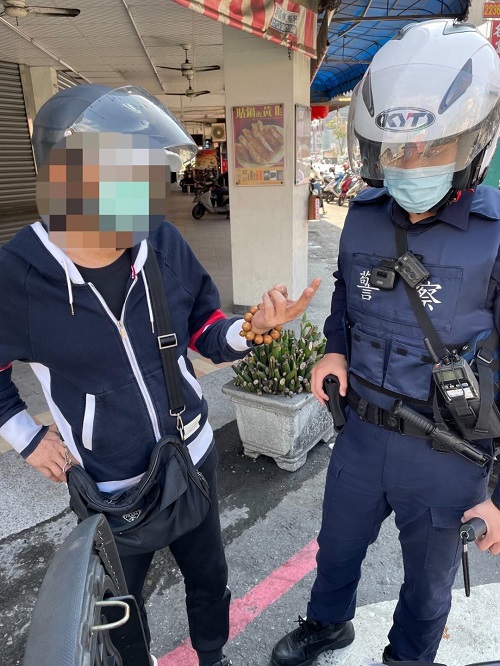擅自變更車體顏色遭警盤查，意外逮毒品通緝犯 依法送辦！