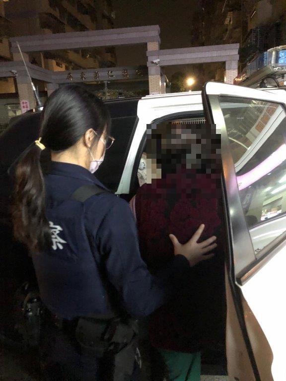 老嫗寒夜迷途，崇蘭派出所警員貼心護送返家1