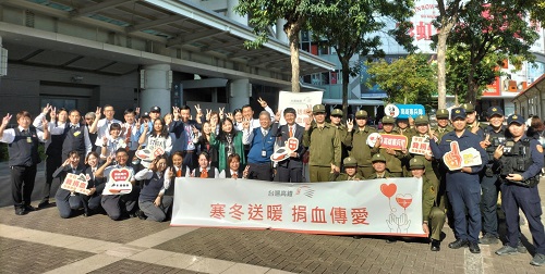 高鐵左營站「寒冬送暖 捐血傳愛」 員工旅客軍警熱情挽袖 為寒冬添暖意4