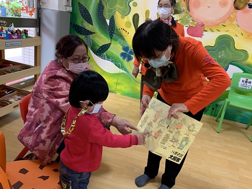80歲旗山故事奶奶 為童說故事 伊甸基金會旗山育兒資源中心舉辦「奶奶的故事寶盒」1