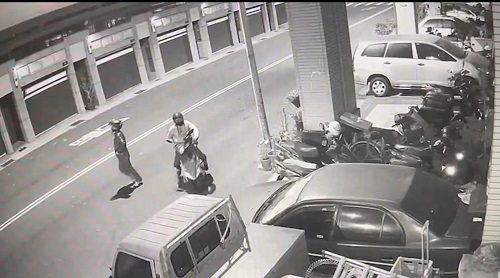 小港警追緝竊盜犯，槓上開花查獲毒品2