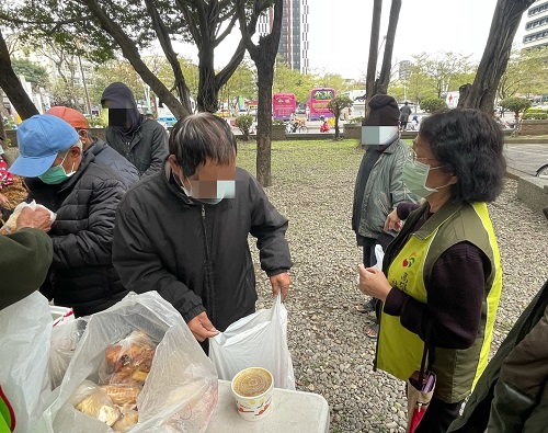 濕冷急凍!高市社工日日關懷街友 社會局長親送熱食、禦寒物品2