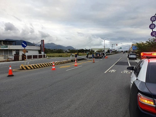 車城鄉落山風風勢大，路燈遭吹斷恆警現場交管