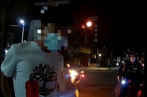 駕車攜帶毒品咖啡包，見警心驚闖紅燈遭逮