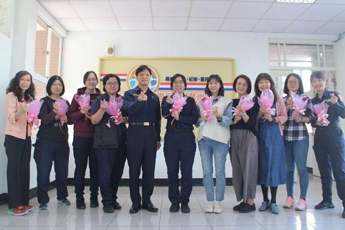 三八國際婦女節，潮警分局長簡彥匡 致贈花慰勉女同仁1