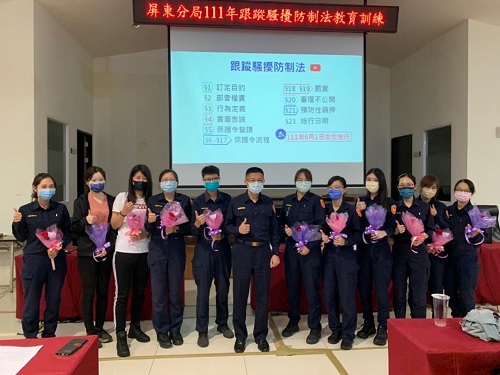 屏東警分局分局長黃國源 歡慶38婦女節玫瑰花束傳心意1