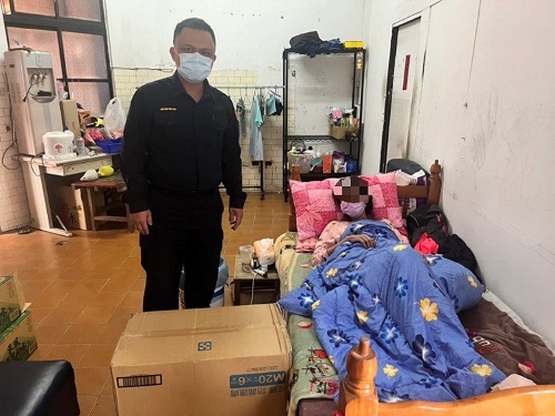 枋寮分局內獅所 暖心所長喀拉曼 捐贈成人紙尿布一箱助貧困原民