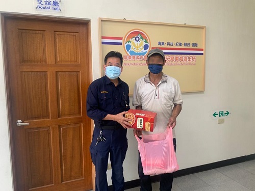 枋寮東海所所長藍清輝、警員夏群凱雪中送炭 主動關懷獨居身障男子