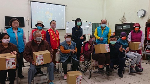 枋寮照眾寺主委提供8份民生物資 建興派出所警民愛心相結合 送暖愛心不間斷1