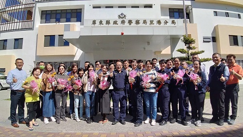 歡慶國際婦女節 里港警分局出暖招 三位警夫現身送禮 警妻直呼好浪漫2