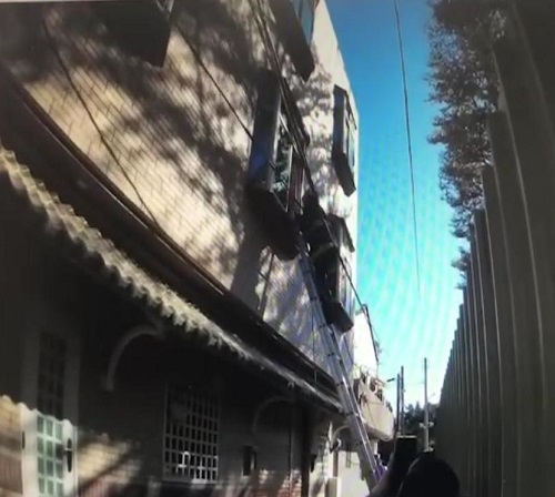 社工報案救了她！ 旗津警消破窗合力將倒地婦人送醫1