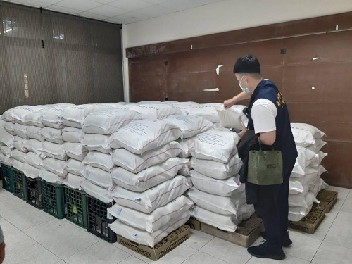 衛生局查獲某食品業者囤放逾期食品且白米長蟲，每日供餐量多達千份，依法嚴懲移送橋頭地檢署偵辦1