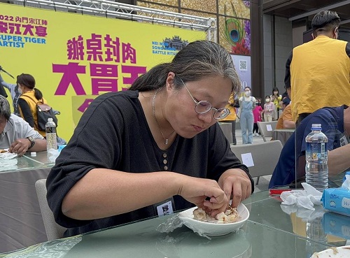 高雄首屆封肉大胃王PK初賽前三名出爐 20分鐘完食1.7公斤 姜誼君奪冠 決賽內門爭5萬元獎金 高雄正妹大胃王艾嘉把關1