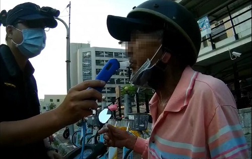「機老酒」三項全中！老翁急煞險釀禍 警關心竟是酒駕!