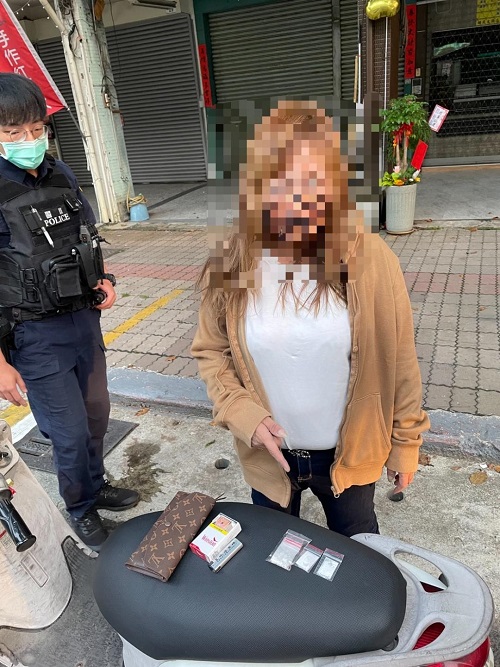 女子遇警盤查心虛假裝問路卻身體顫抖哭泣露餡 原來身藏毒品，當場逮捕送辦！