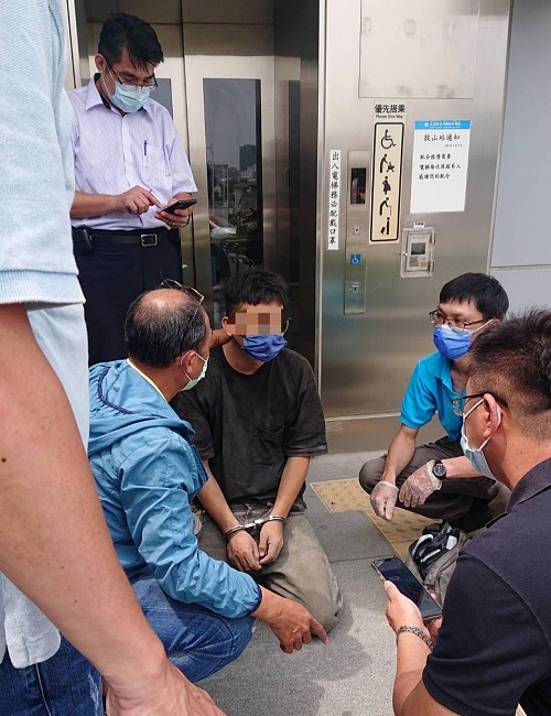 犯嫌至前妻住處遇前妻男友 持刀刺傷男友傷亡不治 苓雅警緝而不捨24小時 在鼓山車站逮捕犯嫌到案2