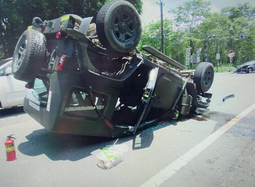 這個廠牌自小客車真厲害 撞翻輕戰車1
