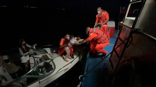 遊艇載7人 失去動力暗夜漂流 恆春海巡即刻救援1