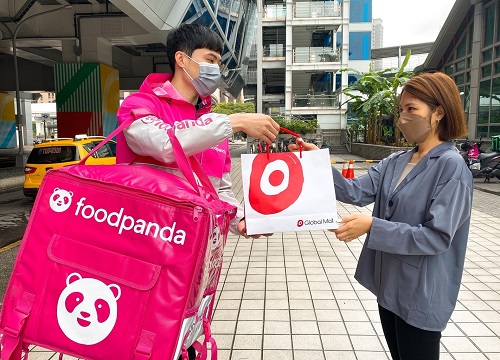 Global Mall新左營車站祭五大回饋衝買氣 雙外送美食最高享85折 百貨首家提供員工「安心關懷箱」 千元防疫物資陪伴度過疫情 搶進戶外露營風潮、休閒穿搭下殺2折起1
