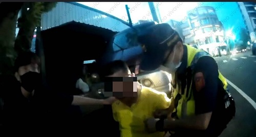 一路闖紅燈 眼尖員警認出是恐嚇罪嫌疑人 亮拘票破窗強勢拘捕1