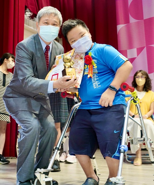 不向生命服輸、樂觀開朗小勇士 中山國小李冠郁獲總統教育獎1
