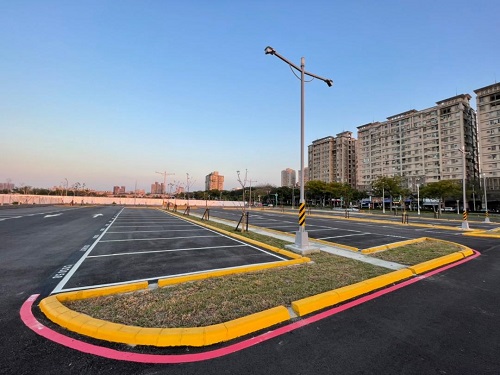 凱旋四路公有停車場即日起開放~可供停放小型車150格、機車61格及自行車20格2