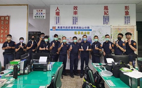 向警察英雄們致敬 分局長親送健康防護到同仁手上1