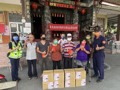 埤仔頭社區發展協會理事長林順傑 與枋寮建興所 暖心送物資1