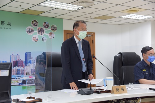 局長黃明昭利用週報頒發退休人員紀念品、好人好事獎牌道賀3