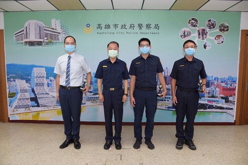 慶祝111年警察節 雄警表揚「模範警察」等獎項 局長頒贈「水晶獎座」致賀1