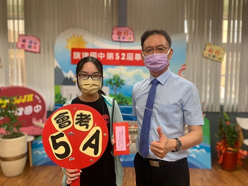 旗津國中5A學生再現 黃火炎校長特別送上大紅包鼓勵麥玉惠同學1