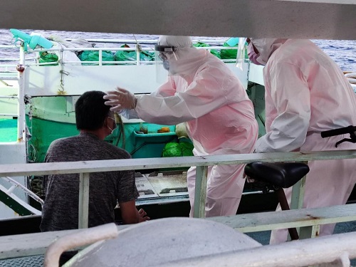 東港籍漁船輪機長疑似中風 海巡台中艦千里馳援接駁返臺送至聯合醫院就醫2