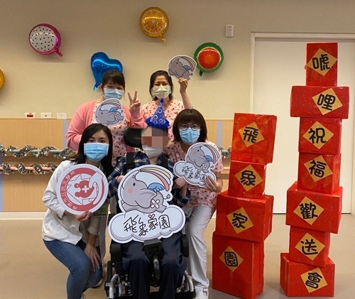 民生醫院附設飛象家園辦理「唬哩祝福」實體同步視訊歡送會 祝福不中斷1