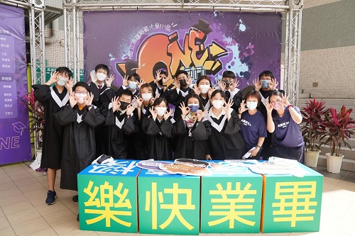 瀟灑揮手.相約輝煌 吳連賞以「一個態度五個人生錦囊」期勉高師畢業生3